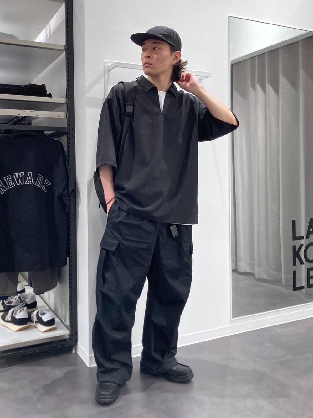 ブラック系のシャツ/ブラウス、ブラック系のローファー、ブラック系のカーゴパンツを着用したメンズの春コーディネートの9枚目の写真