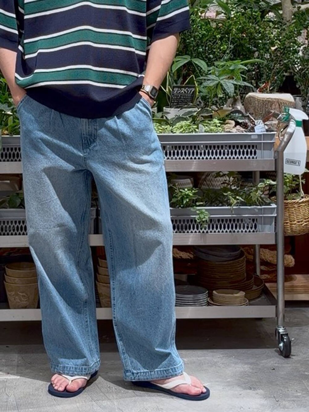 ブルー系のデニムパンツ、ブルー系のサンダル、ブルー系のシャツ/ブラウスを着用したメンズの夏コーディネートの9枚目の写真