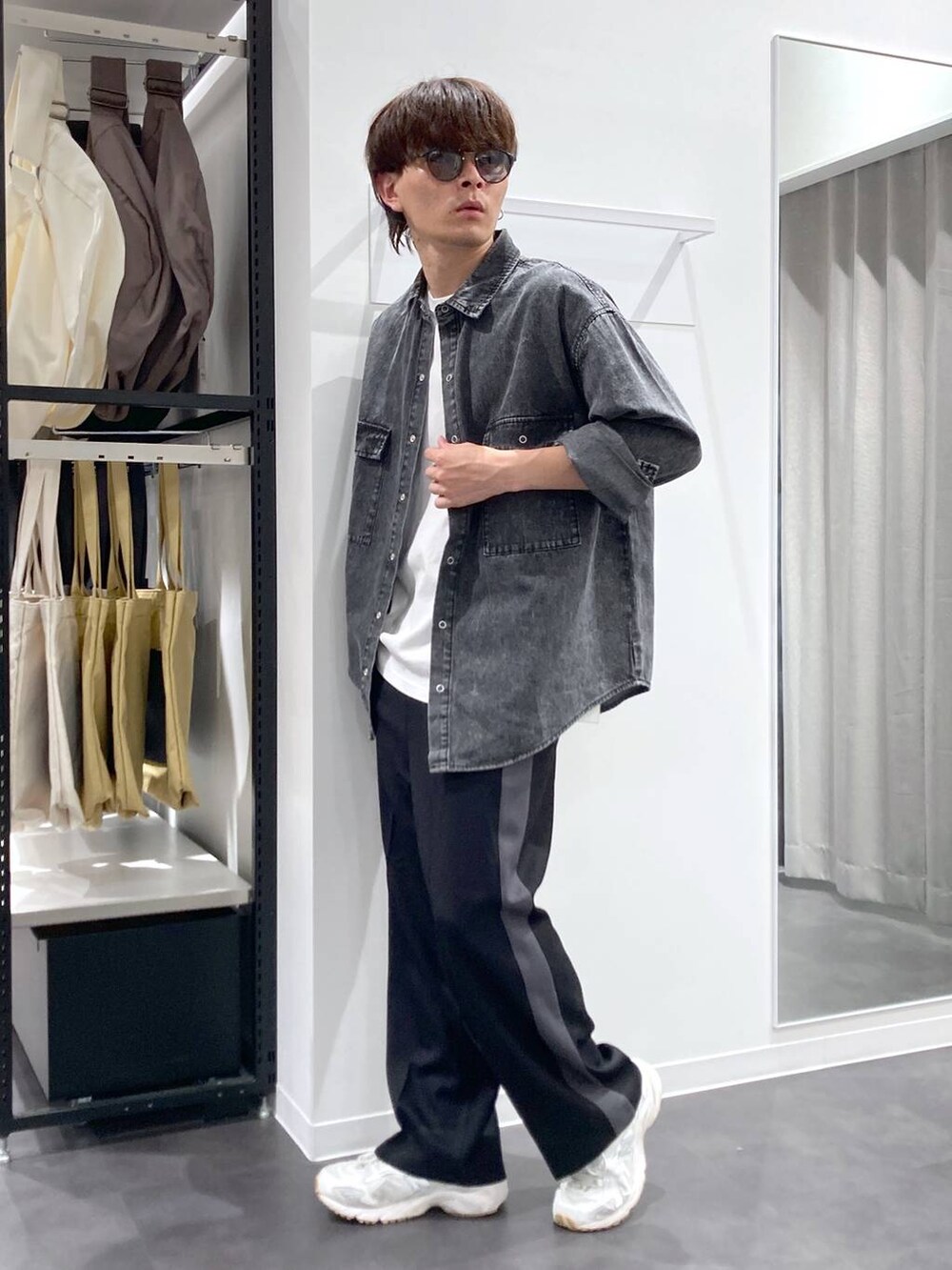 ホワイト系のTシャツ/カットソー、ブラック系のその他パンツ、ブラック系のシャツ/ブラウスを着用したメンズの秋コーディネートの3枚目の写真