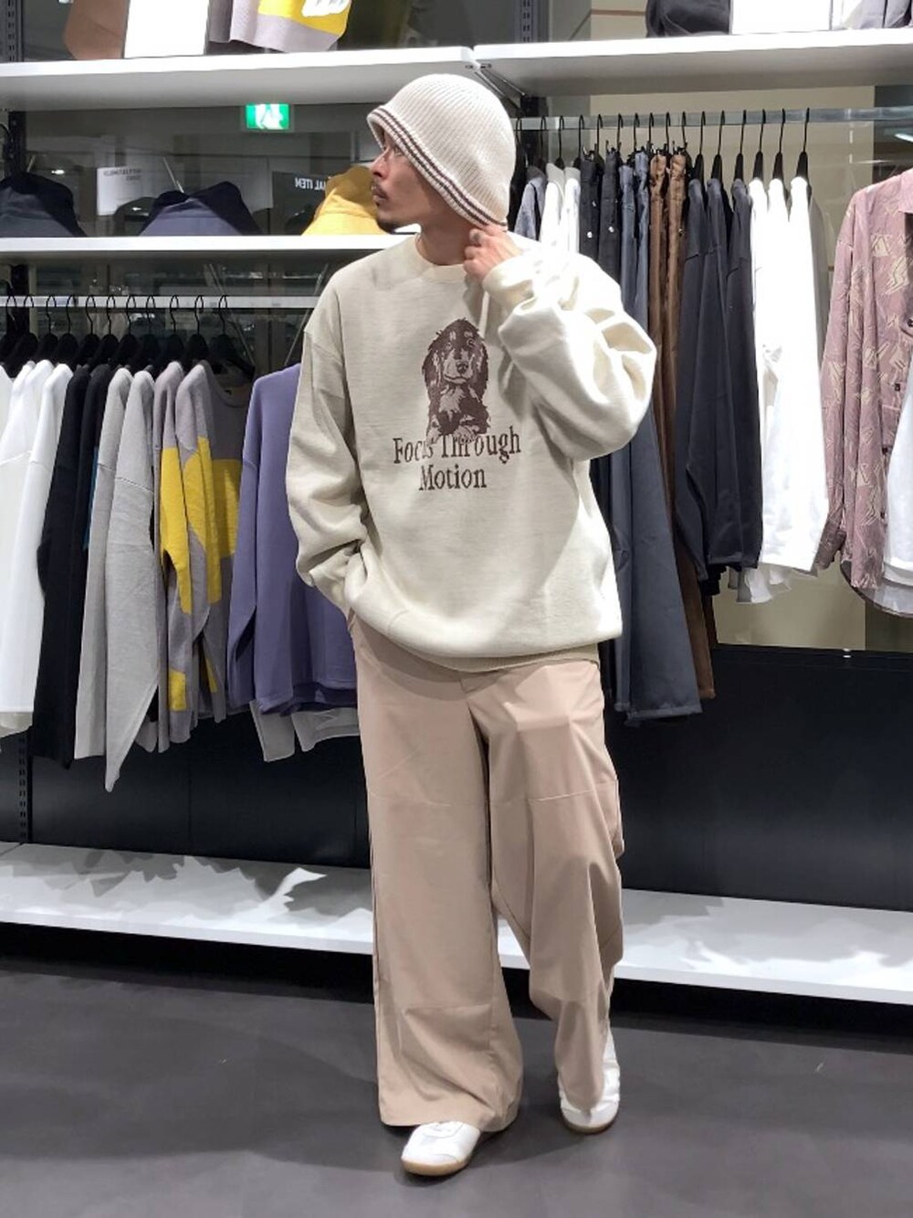 ベージュ系のその他パンツ、ベージュ系のニット/セーター、ベージュ系のニットキャップ/ビーニーを着用したメンズの秋コーディネートの8枚目の写真