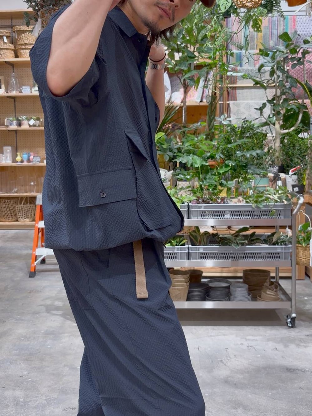 ブルー系のその他パンツ、ブルー系のシャツ/ブラウス、ブラック系のサンダルを着用したメンズの夏コーディネートの6枚目の写真