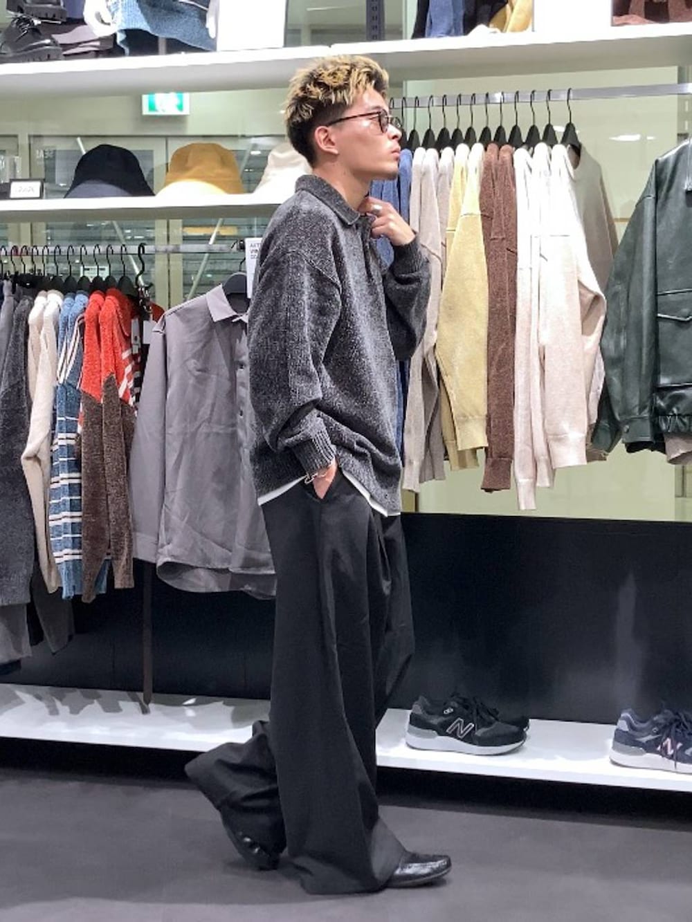 ホワイト系のTシャツ/カットソー、グレー系のニット/セーター、ブラック系のスラックスを着用したメンズの秋コーディネートの4枚目の写真