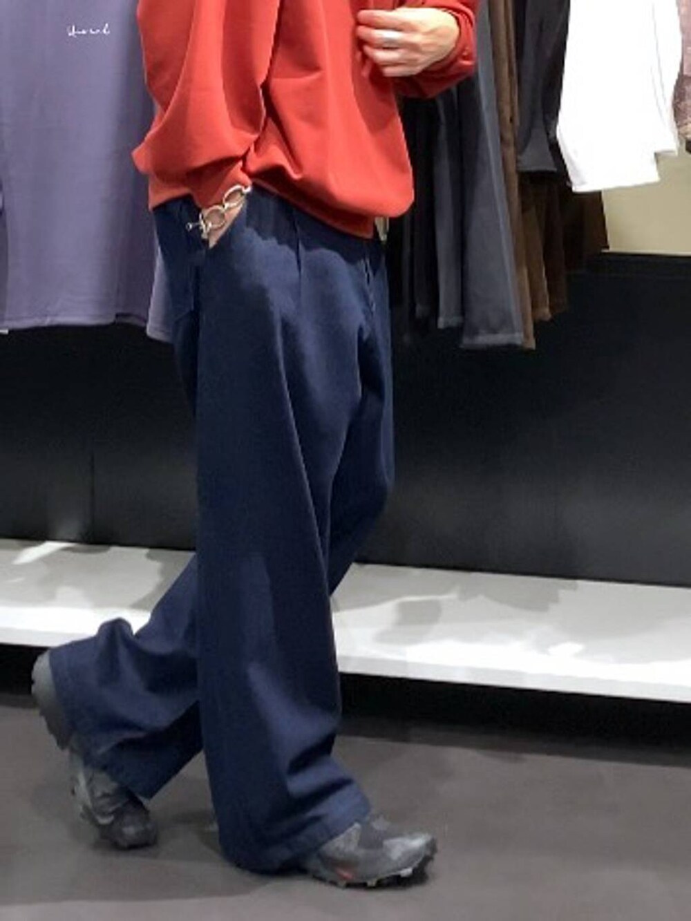 ブルー系のデニムパンツ、レッド系のスウェット、ベージュ系のニットキャップ/ビーニーを着用したメンズの秋コーディネートの5枚目の写真