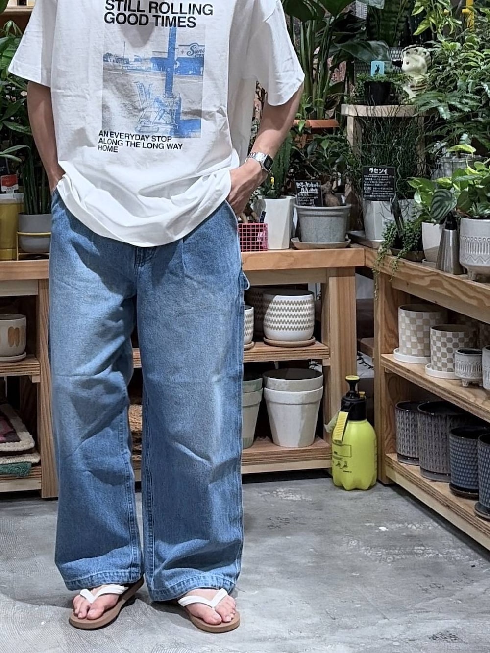ホワイト系のTシャツ/カットソー、ブルー系のデニムパンツ、ブラウン系のサンダルを着用したメンズの夏コーディネートの6枚目の写真