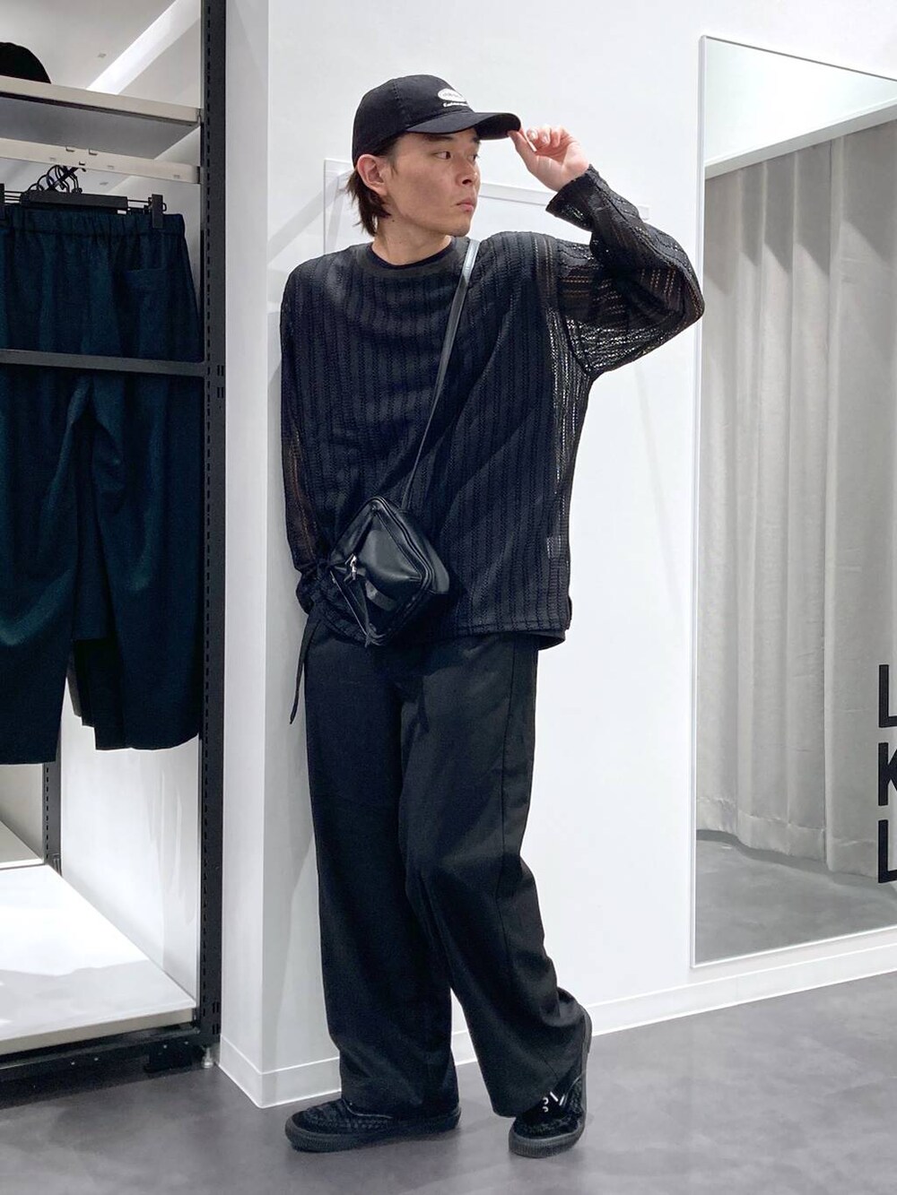 ブラック系のTシャツ/カットソー、ブラック系のショルダーバッグ、ブラック系のその他パンツを着用したメンズの夏コーディネートの3枚目の写真