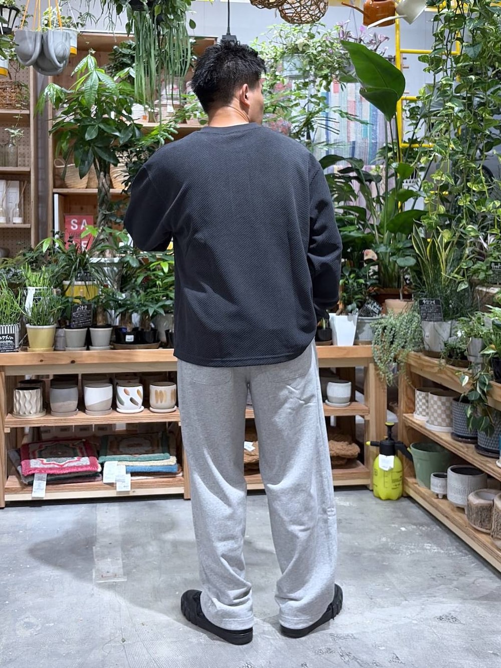 グレー系のスウェットパンツ、グレー系のTシャツ/カットソーを着用したメンズの秋コーディネートの2枚目の写真