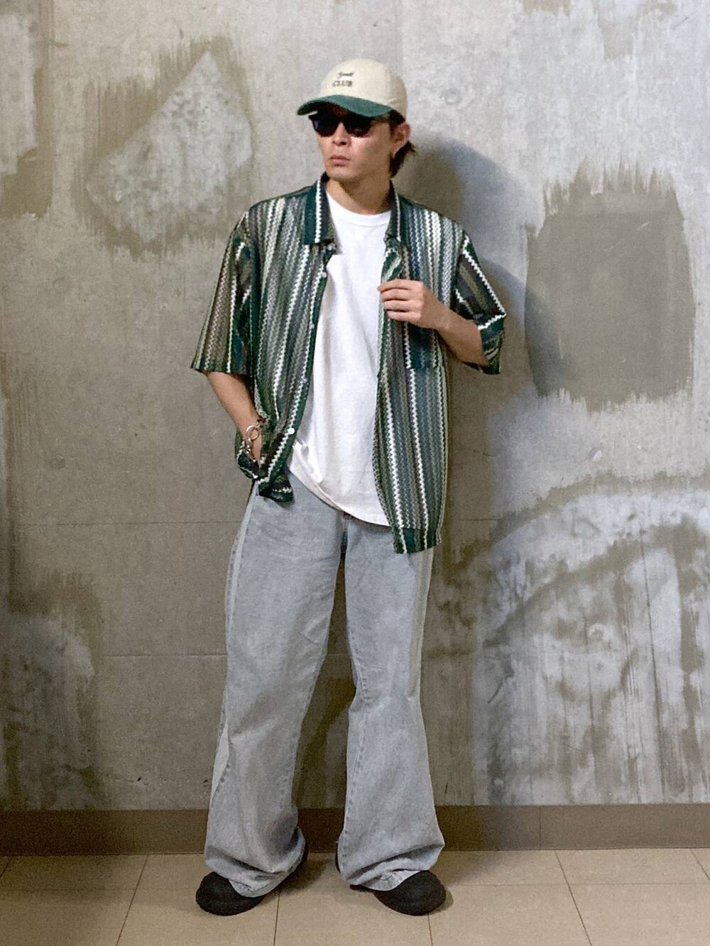 グリーン系のシャツ/ブラウス、ホワイト系のTシャツ/カットソー、ブラック系のサングラスを着用したメンズの夏コーディネートの6枚目の写真