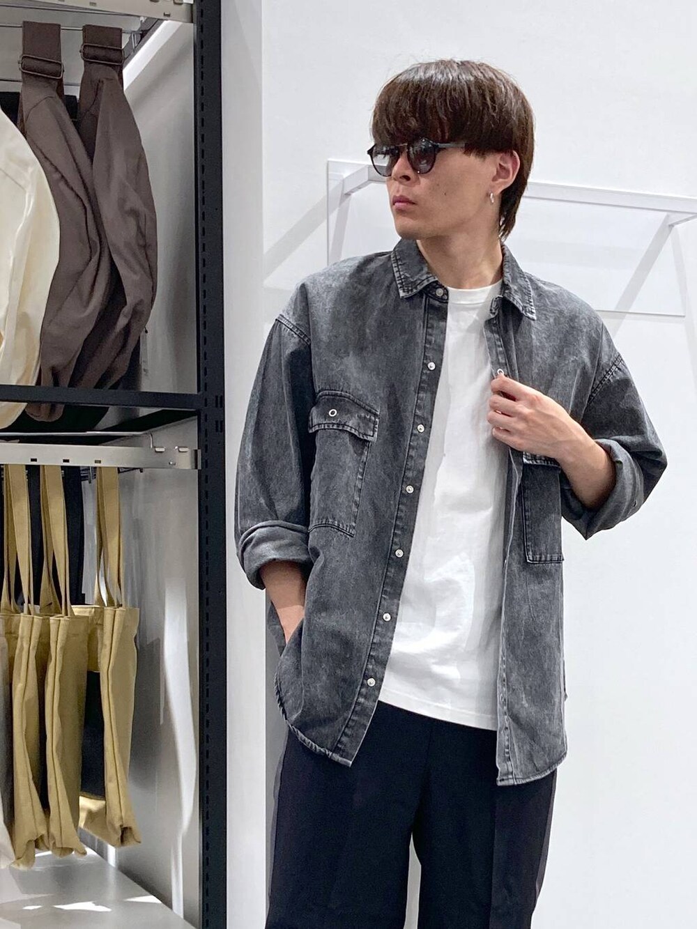 ホワイト系のTシャツ/カットソー、ブラック系のその他パンツ、ブラック系のシャツ/ブラウスを着用したメンズの秋コーディネートの5枚目の写真