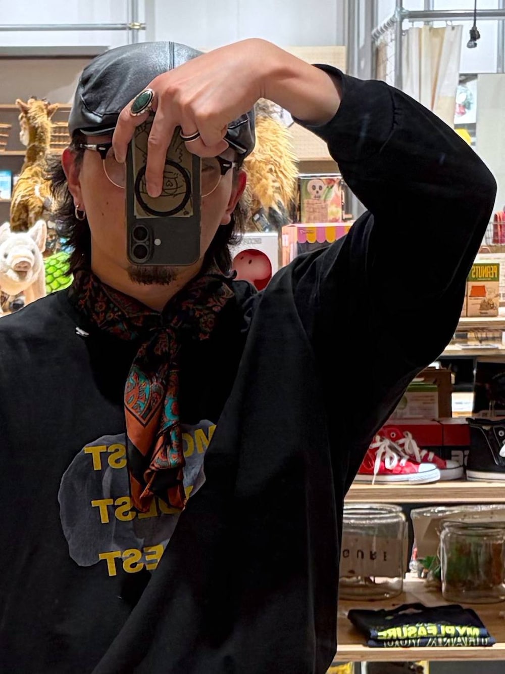 ブラック系のTシャツ/カットソー、ベージュ系のその他パンツ、ブラック系のTシャツ/カットソーを着用したメンズの春コーディネートの2枚目の写真