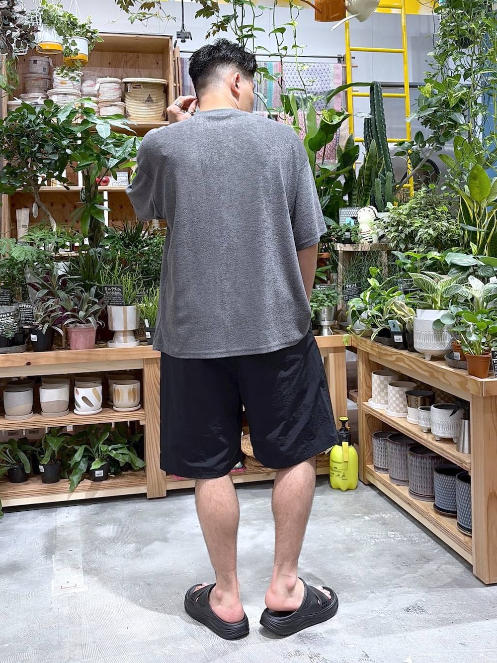 グレー系のTシャツ/カットソー、ブラック系のサンダル、ブラック系のその他パンツを着用したメンズの夏コーディネートの2枚目の写真