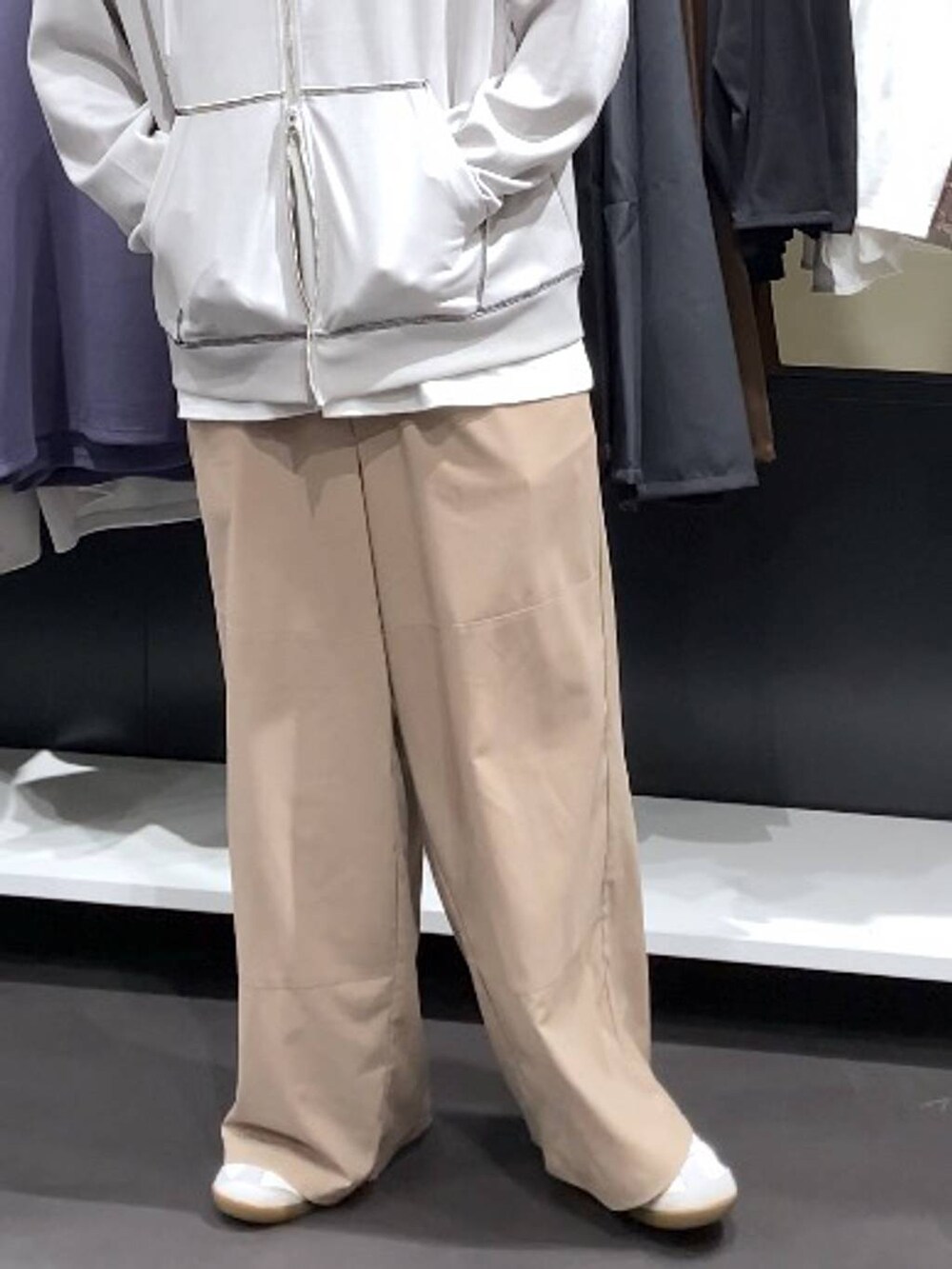 ホワイト系のTシャツ/カットソー、ベージュ系のその他パンツ、グレー系のパーカーを着用したメンズの秋コーディネートの8枚目の写真