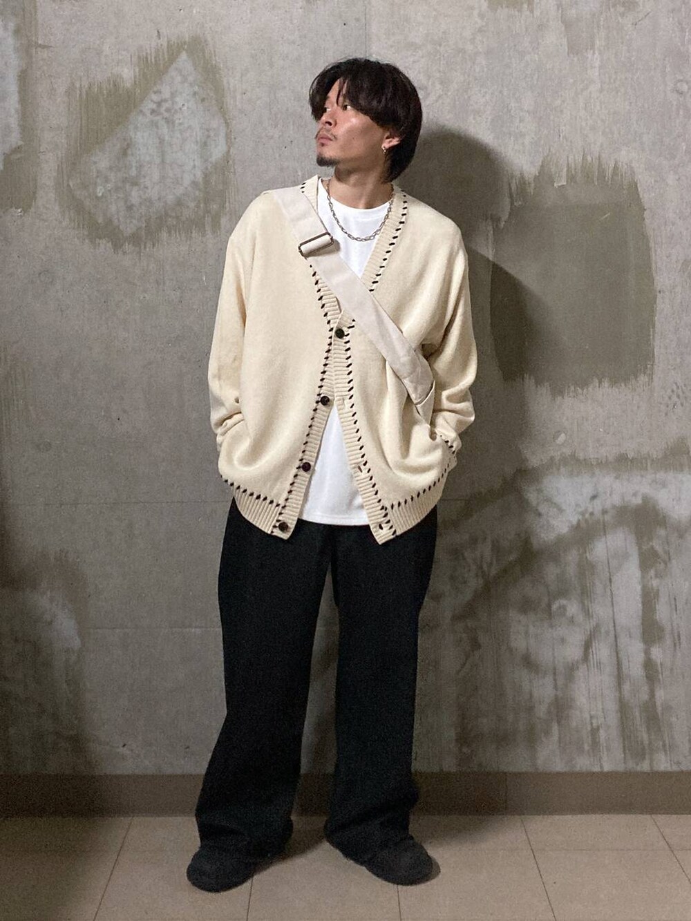 ベージュ系のショルダーバッグ、ホワイト系のカーディガン/ボレロ、ホワイト系のTシャツ/カットソーを着用したメンズの秋コーディネートの6枚目の写真