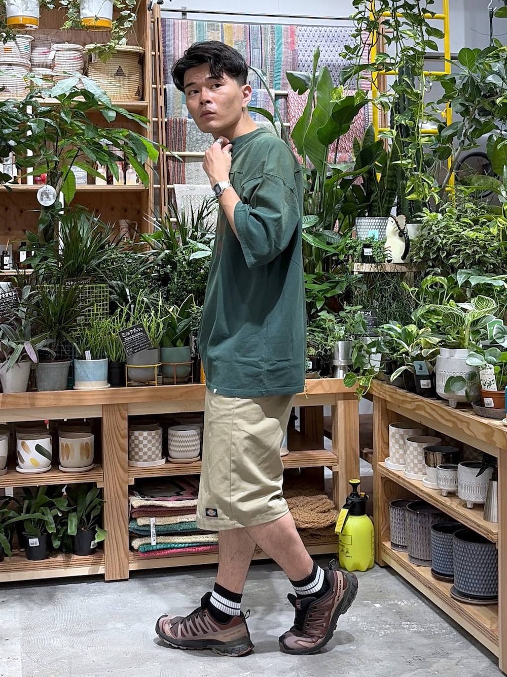 グリーン系のTシャツ/カットソー、ブラック系のソックス/靴下を着用したメンズの夏コーディネートの3枚目の写真