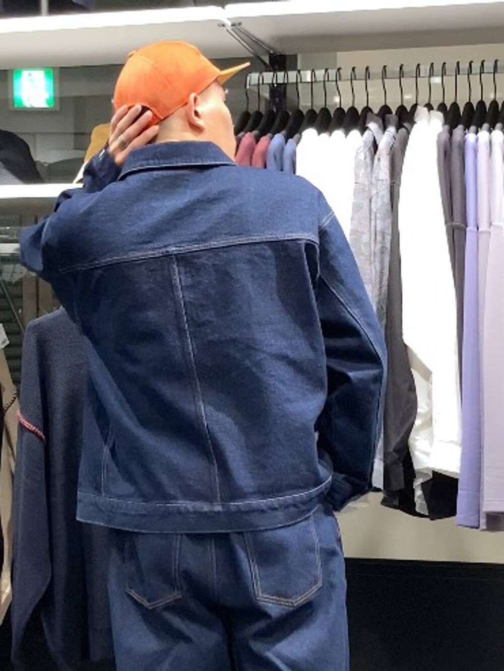 ブルー系のデニムジャケットを着用したメンズの秋コーディネートの8枚目の写真