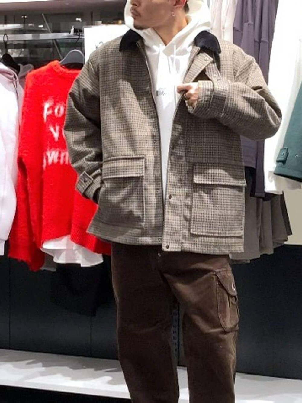 ベージュ系のブルゾン、ブラウン系のその他パンツ、ホワイト系のパーカーを着用したメンズの秋コーディネートの5枚目の写真