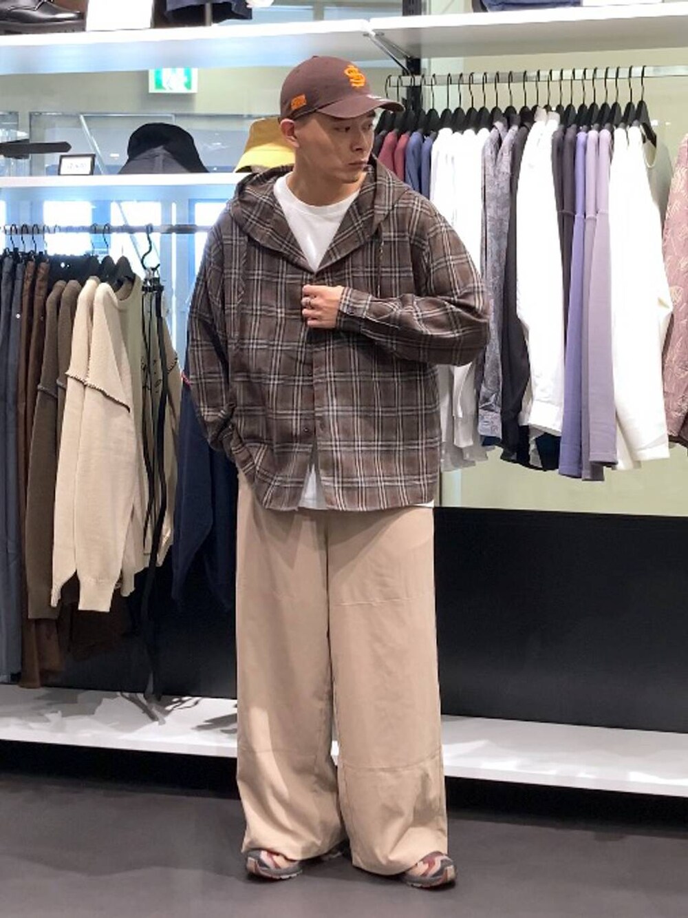 ホワイト系のTシャツ/カットソー、ベージュ系のその他パンツ、ブラウン系のシャツ/ブラウスを着用したメンズの秋コーディネートの7枚目の写真