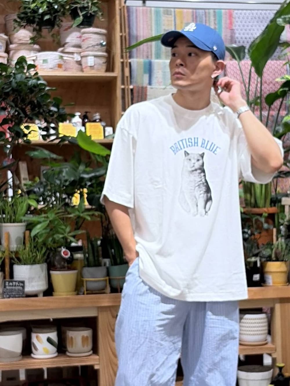 ホワイト系のTシャツ/カットソー、ブルー系のその他パンツ、ブルー系のスニーカーを着用したメンズの夏コーディネートの7枚目の写真