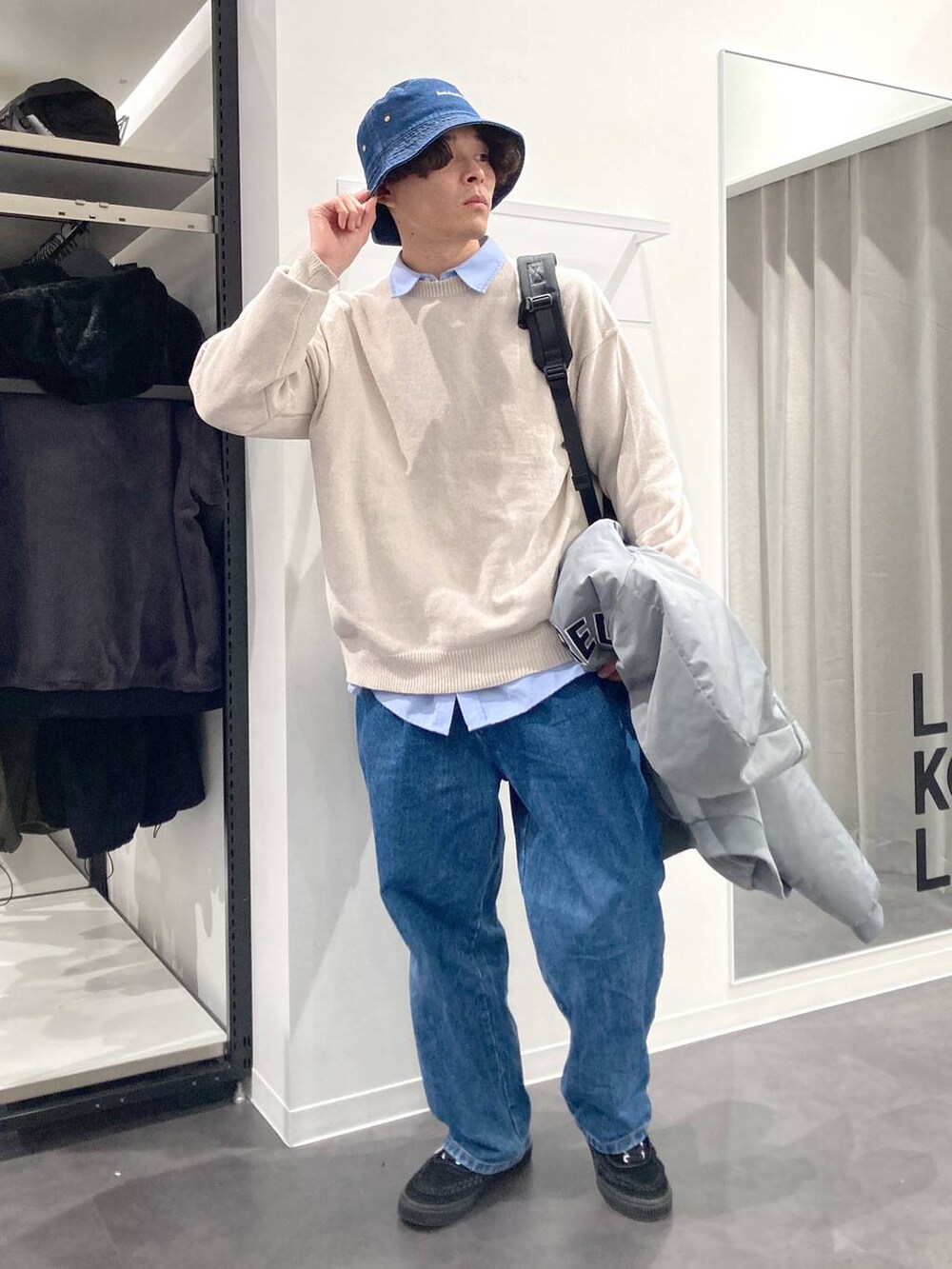 ブラック系のバックパック/リュック、ブルー系のシャツ/ブラウス、ベージュ系のニット/セーターを着用したメンズの冬コーディネートの6枚目の写真