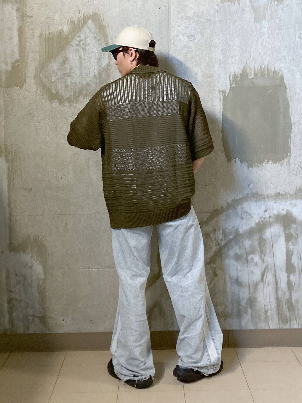 ホワイト系のTシャツ/カットソー、グリーン系のニット/セーター、ブラック系のサングラスを着用したメンズの夏コーディネートの2枚目の写真