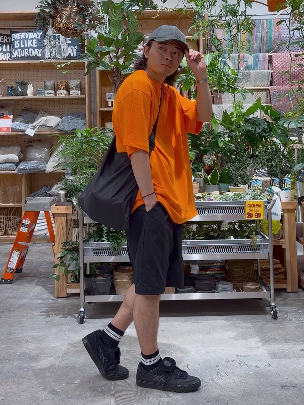 ブラック系のエコバッグ/サブバッグ、ブラック系のその他パンツを着用したメンズの夏コーディネートの4枚目の写真