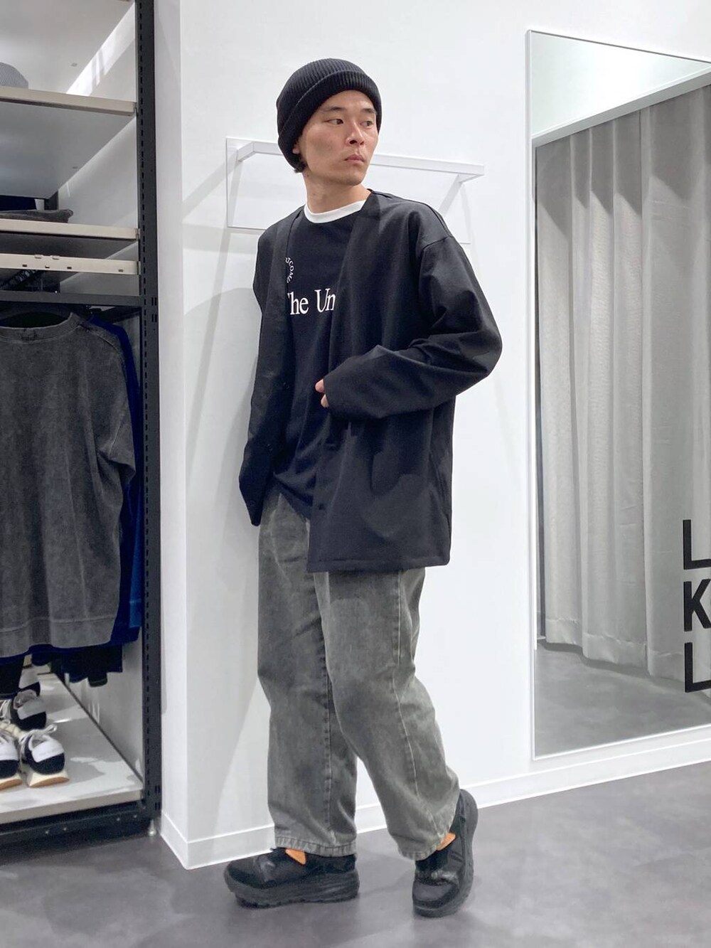 ブラック系のカーディガン/ボレロ、グリーン系のデニムパンツ、ブラック系のTシャツ/カットソーを着用したメンズの春コーディネートの7枚目の写真