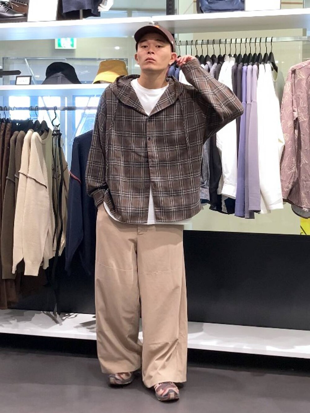 ホワイト系のTシャツ/カットソー、ベージュ系のその他パンツ、ブラウン系のシャツ/ブラウスを着用したメンズの秋コーディネートの6枚目の写真