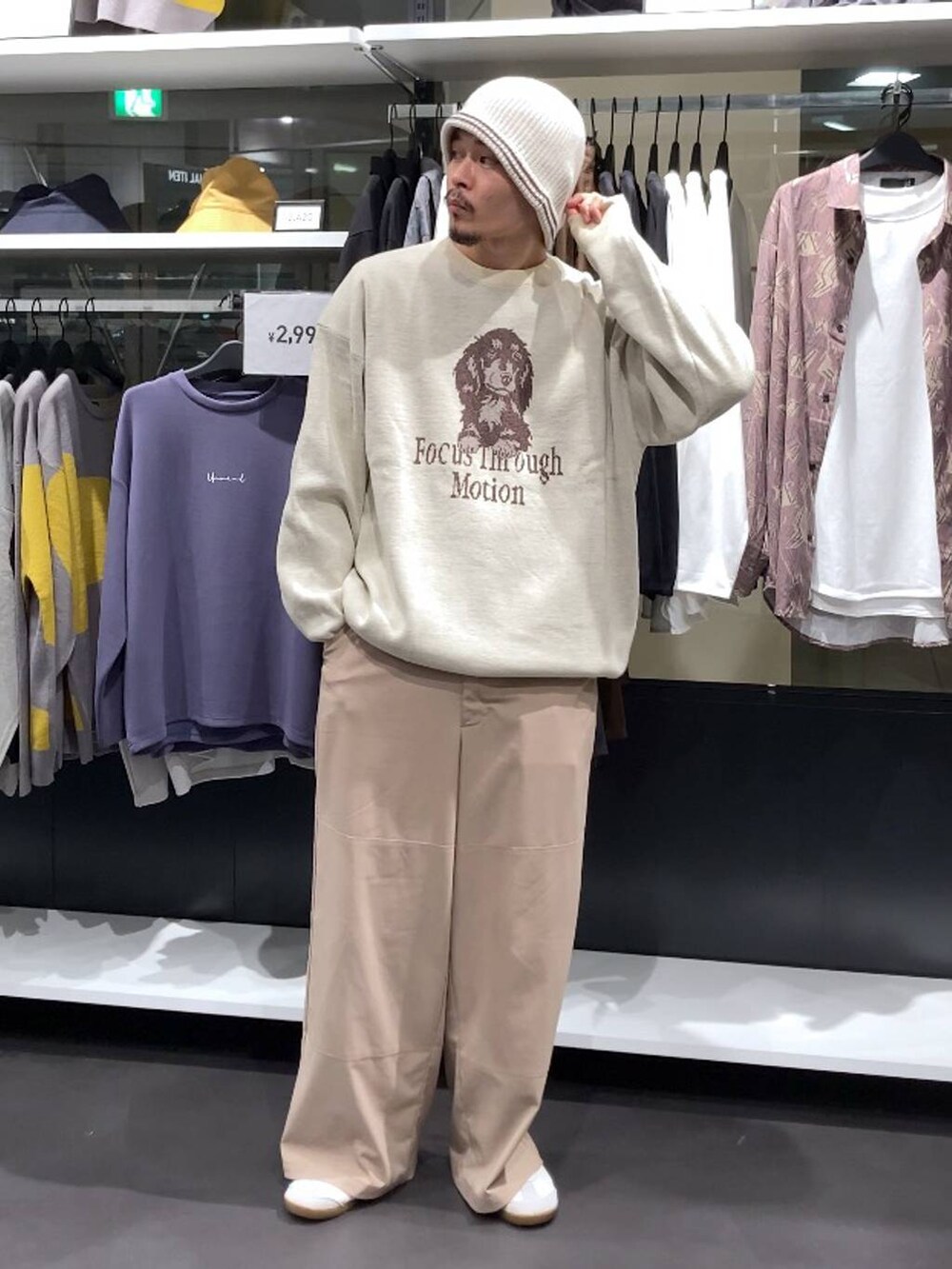 ベージュ系のその他パンツ、ベージュ系のニット/セーター、ベージュ系のニットキャップ/ビーニーを着用したメンズの秋コーディネートの7枚目の写真