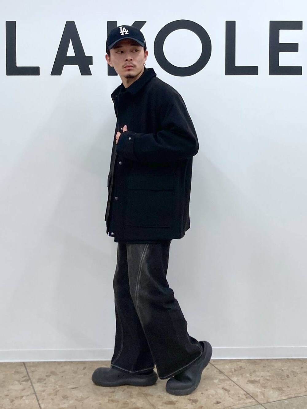 ブラック系のブルゾン、ブラック系のデニムパンツ、ブラック系のブルゾンを着用したメンズの冬コーディネートの3枚目の写真