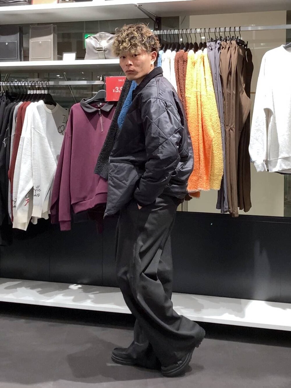 ブラック系のローファー、ブラック系のニット/セーター、ブラック系のスラックスを着用したメンズの冬コーディネートの4枚目の写真