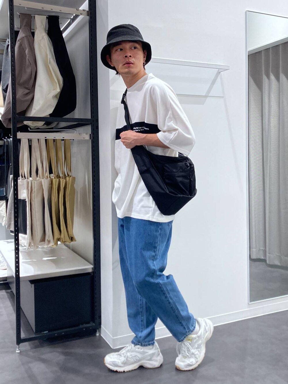ホワイト系のTシャツ/カットソー、ブラック系のショルダーバッグ、ブルー系のデニムパンツを着用したメンズの夏コーディネートの3枚目の写真