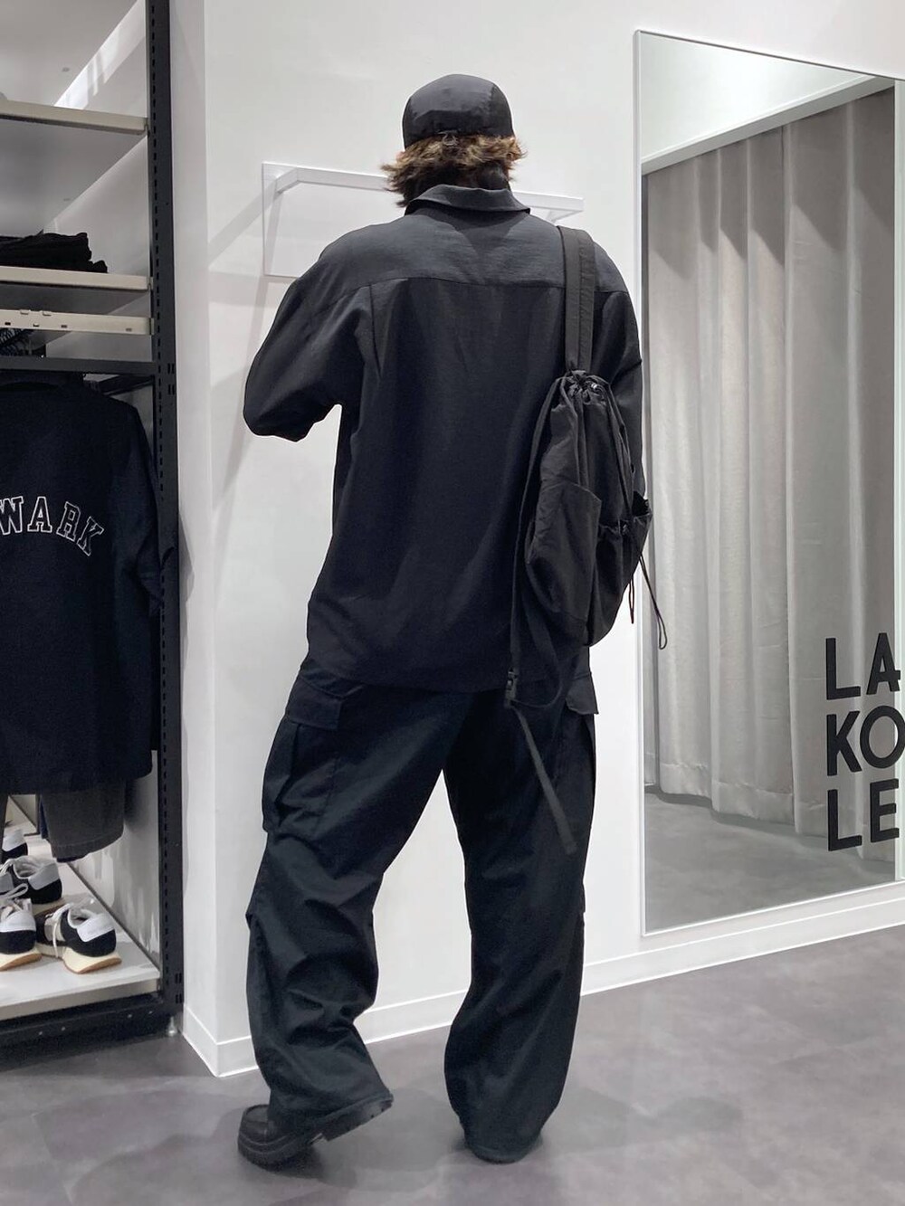 ブラック系のシャツ/ブラウス、ブラック系のローファー、ブラック系のカーゴパンツを着用したメンズの春コーディネートの2枚目の写真