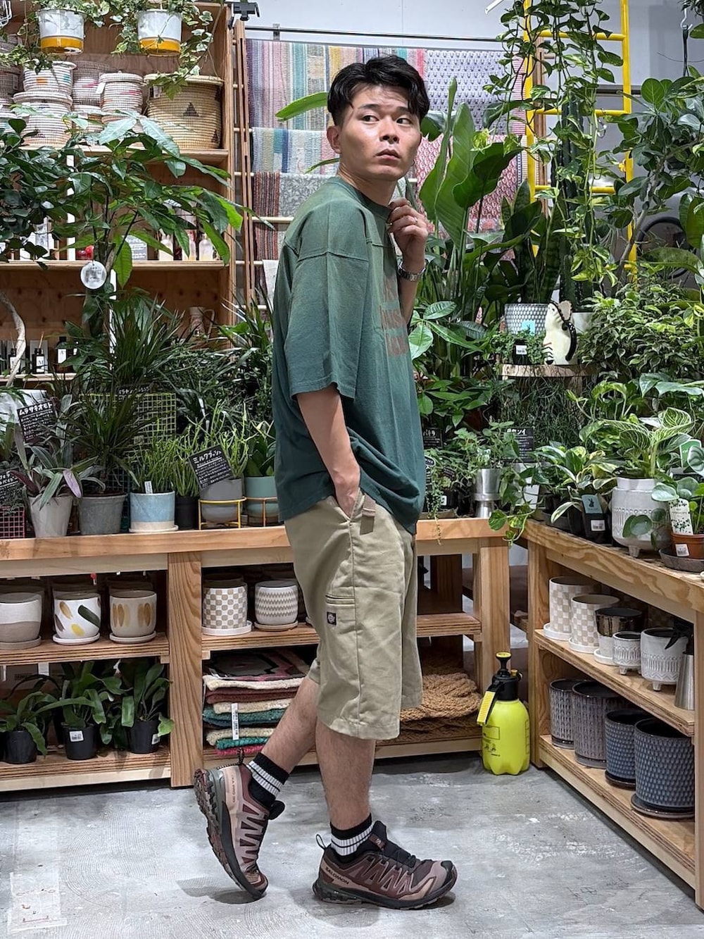 グリーン系のTシャツ/カットソー、ブラック系のソックス/靴下を着用したメンズの夏コーディネートの4枚目の写真