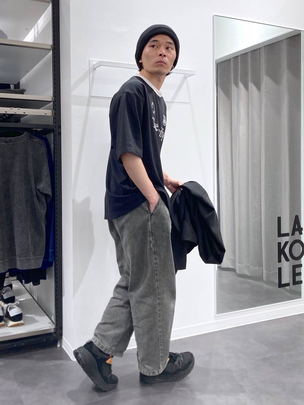 ブラック系のカーディガン/ボレロ、グリーン系のデニムパンツ、ブラック系のTシャツ/カットソーを着用したメンズの春コーディネートの4枚目の写真