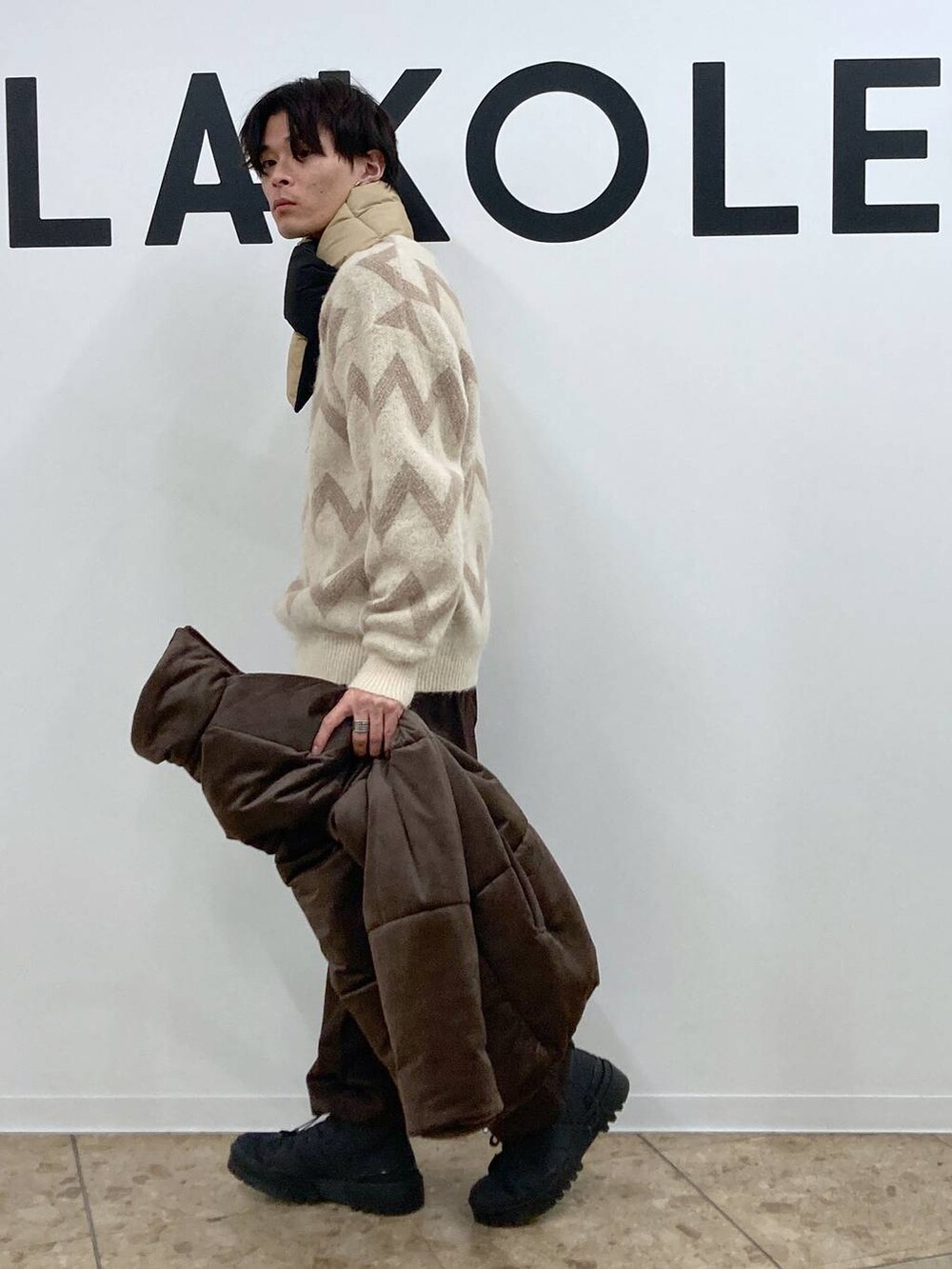 ベージュ系のニット/セーター、ブラウン系のカーゴパンツ、ブラウン系のブルゾンを着用したメンズの冬コーディネートの7枚目の写真