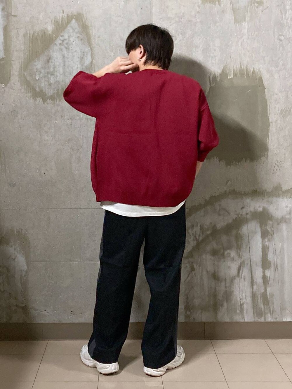 ホワイト系のTシャツ/カットソー、レッド系のカーディガン/ボレロ、ブラック系のその他パンツを着用したメンズの夏コーディネートの2枚目の写真