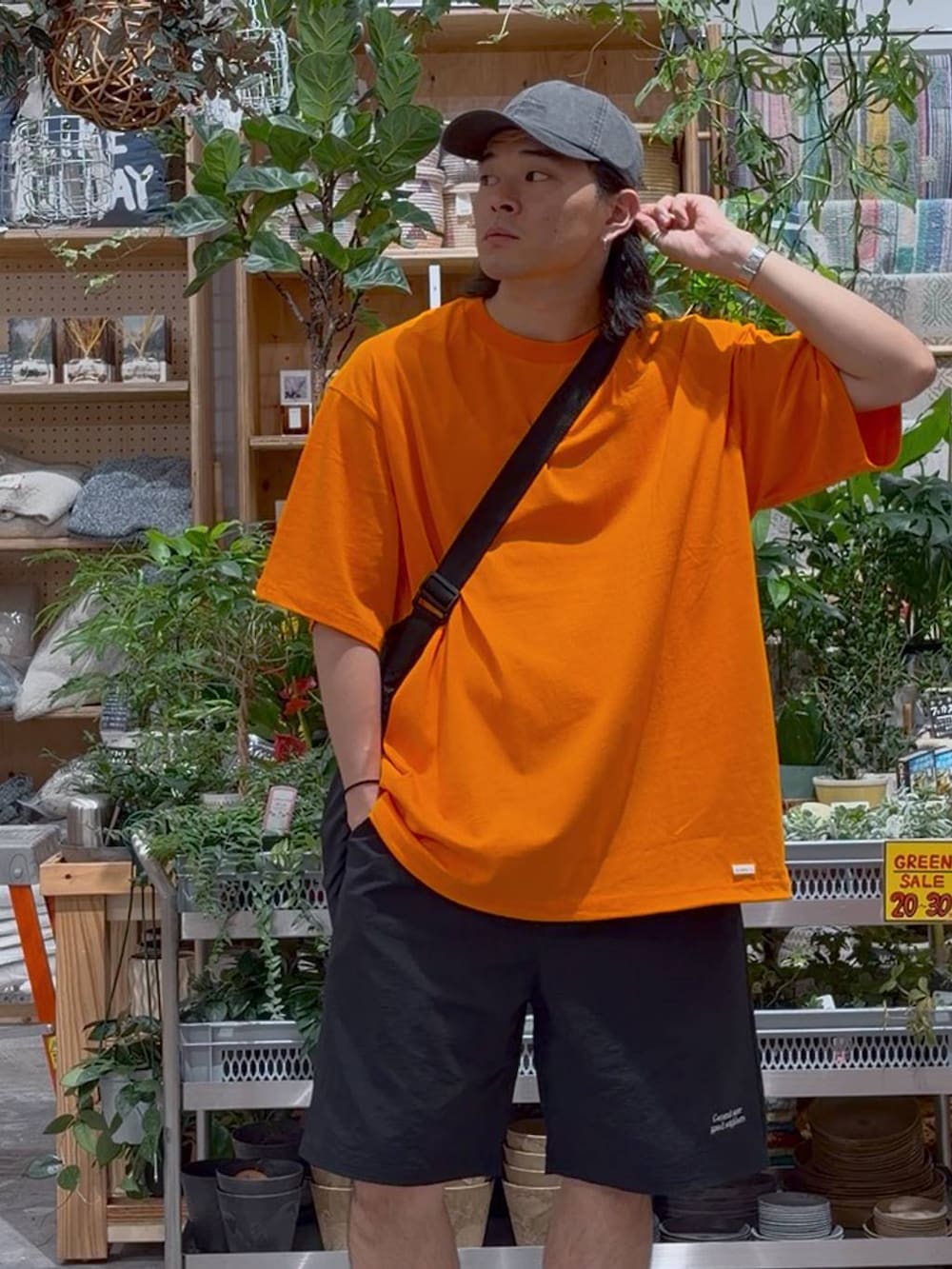 ブラック系のエコバッグ/サブバッグ、ブラック系のその他パンツを着用したメンズの夏コーディネートの5枚目の写真