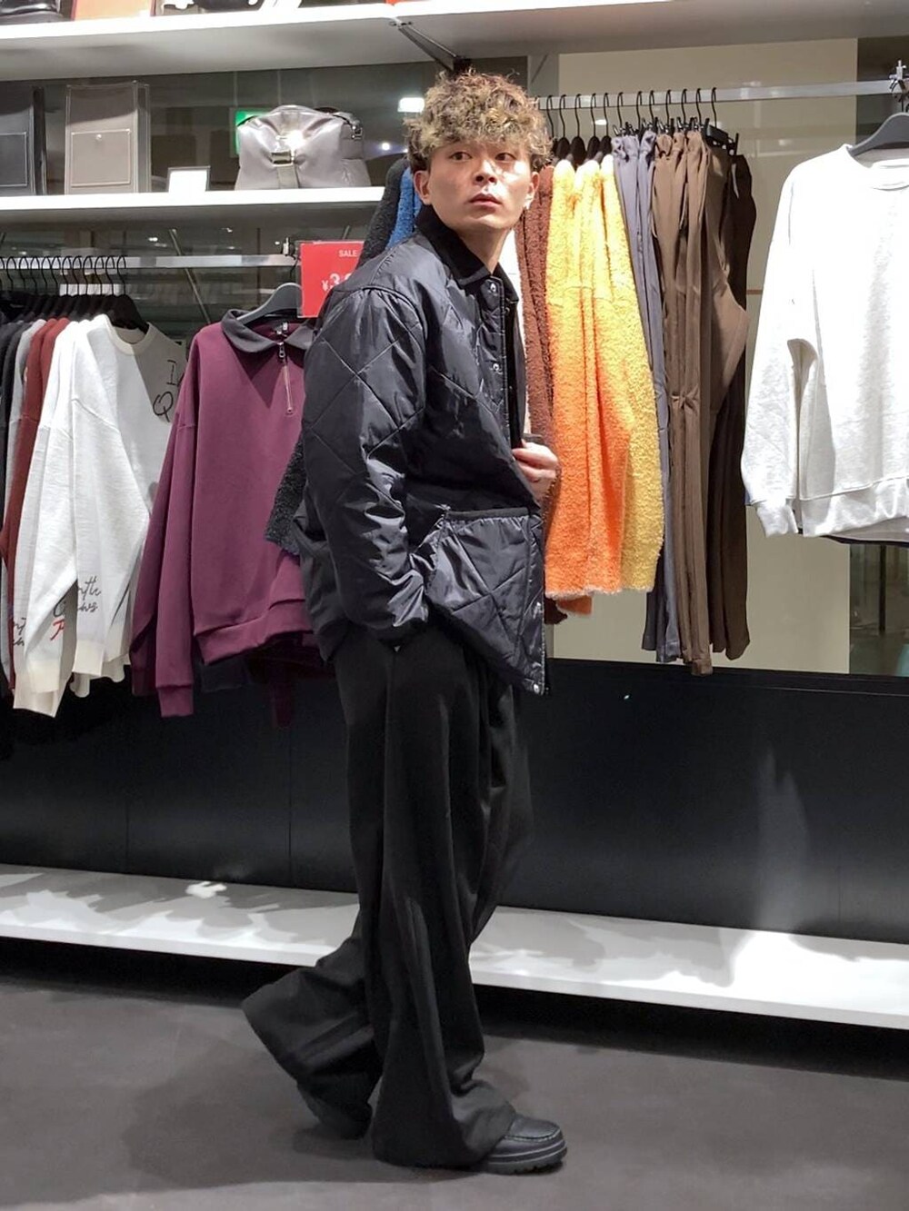 ブラック系のローファー、ブラック系のニット/セーター、ブラック系のスラックスを着用したメンズの冬コーディネートの3枚目の写真