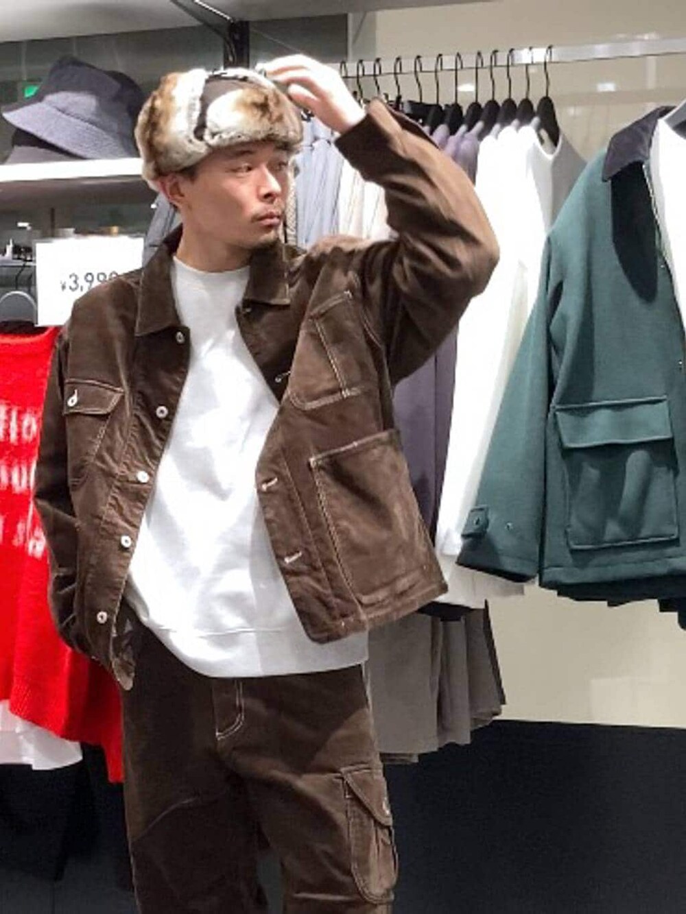 ブラウン系のその他パンツ、グレー系のスウェット、ブラウン系のブルゾンを着用したメンズの秋コーディネートの4枚目の写真