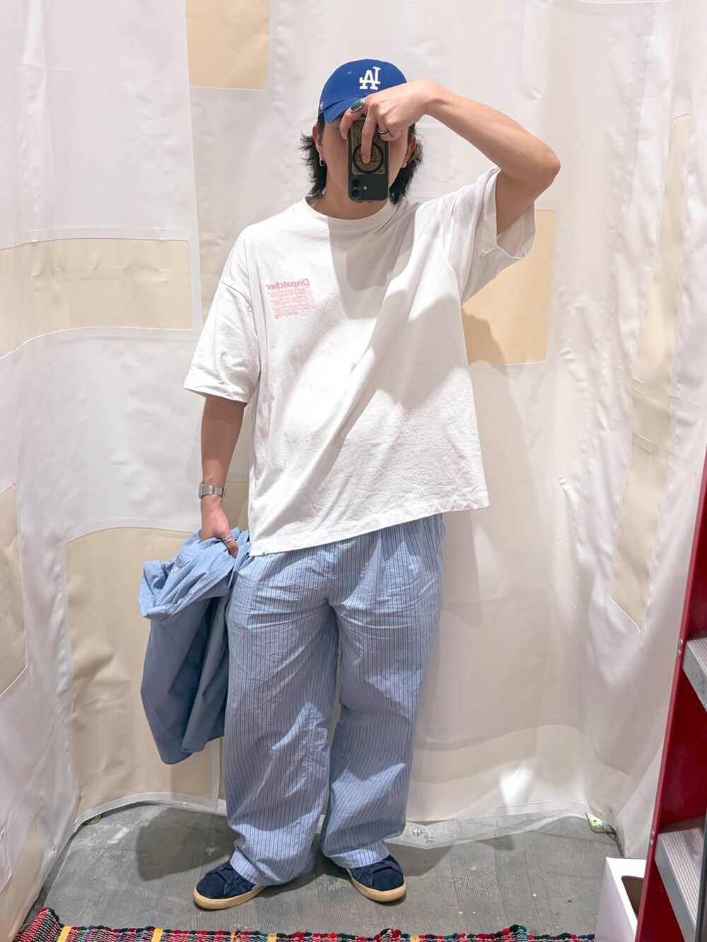 ブルー系のその他パンツ、ブルー系のシャツ/ブラウス、ホワイト系のTシャツ/カットソーを着用したメンズの春コーディネートの3枚目の写真