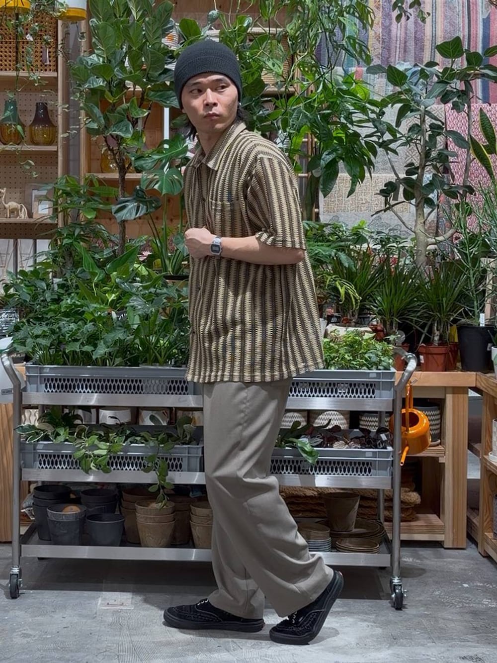ベージュ系のその他パンツ、ブラック系のタンクトップ、ベージュ系のシャツ/ブラウスを着用したメンズの春コーディネートの3枚目の写真