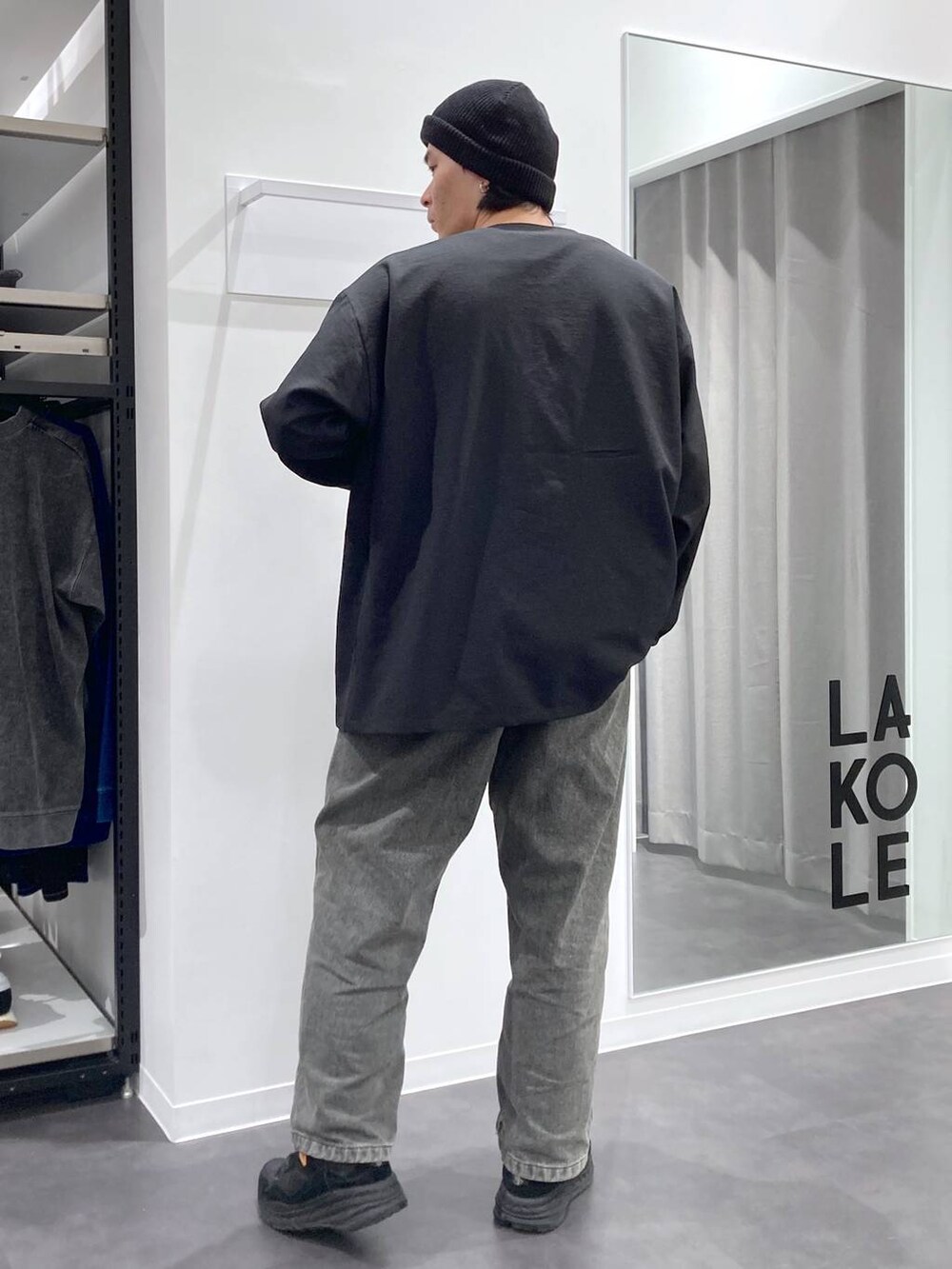 ブラック系のカーディガン/ボレロ、グリーン系のデニムパンツ、ブラック系のTシャツ/カットソーを着用したメンズの春コーディネートの6枚目の写真