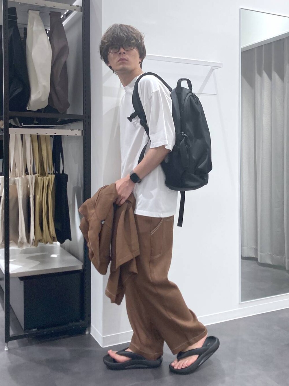 ブラック系のサンダル、ブラウン系のシャツ/ブラウス、ホワイト系のTシャツ/カットソーを着用したメンズの夏コーディネートの7枚目の写真