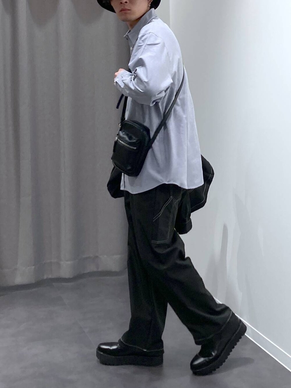 ブラック系のドレスシューズ、ブラック系のその他パンツ、ブラック系のショルダーバッグを着用したメンズの冬コーディネートの5枚目の写真