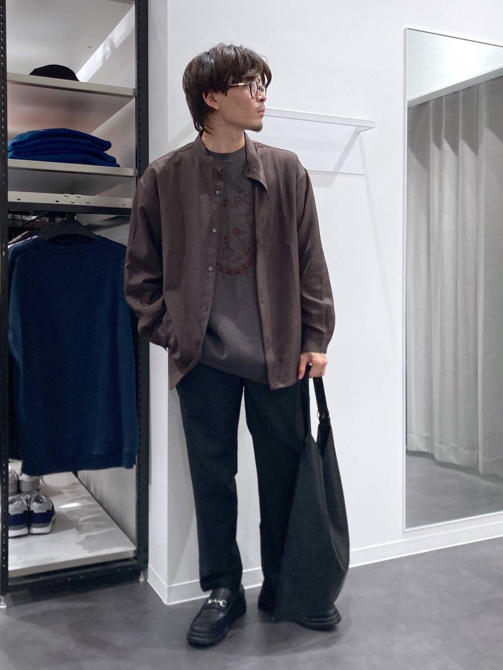 ブラック系のその他パンツ、ブラック系のトートバッグ、ブラック系のローファーを着用したメンズの秋コーディネートの5枚目の写真