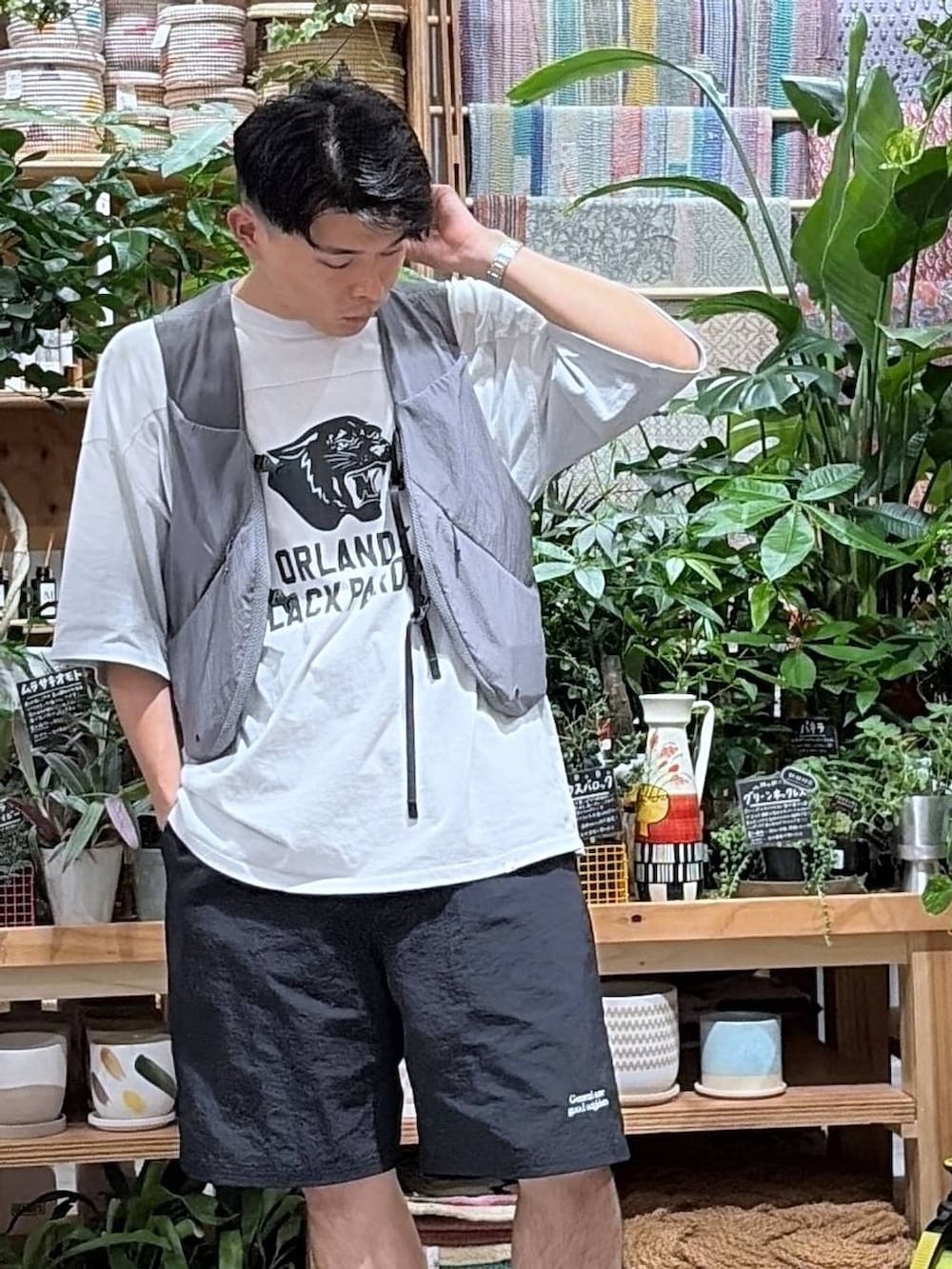 グレー系のTシャツ/カットソー、ブラック系のスニーカー、ブラック系のその他パンツを着用したメンズの夏コーディネートの5枚目の写真