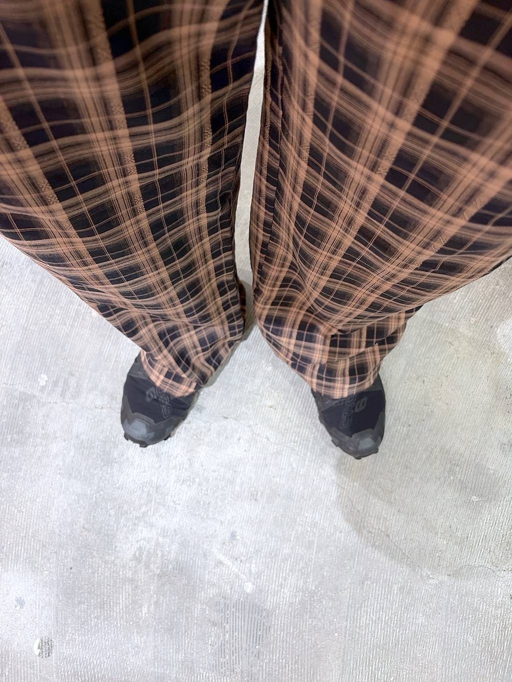 ブルー系のその他パンツを着用したメンズの夏コーディネートの4枚目の写真