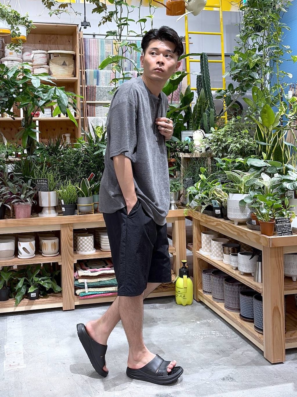 グレー系のTシャツ/カットソー、ブラック系のサンダル、ブラック系のその他パンツを着用したメンズの夏コーディネートの4枚目の写真