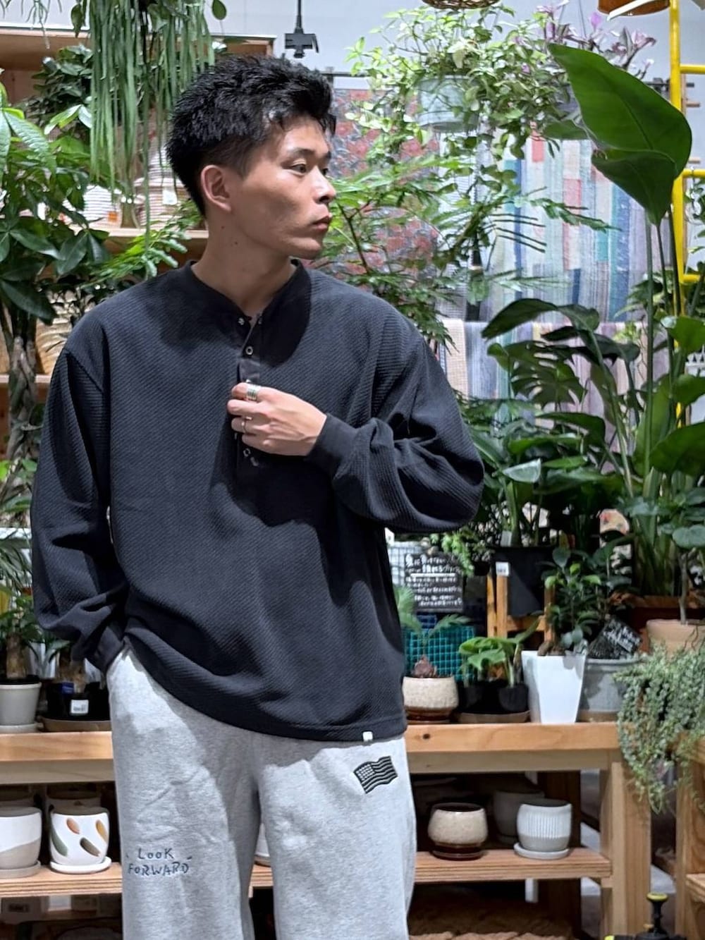 グレー系のスウェットパンツ、グレー系のTシャツ/カットソーを着用したメンズの秋コーディネートの6枚目の写真