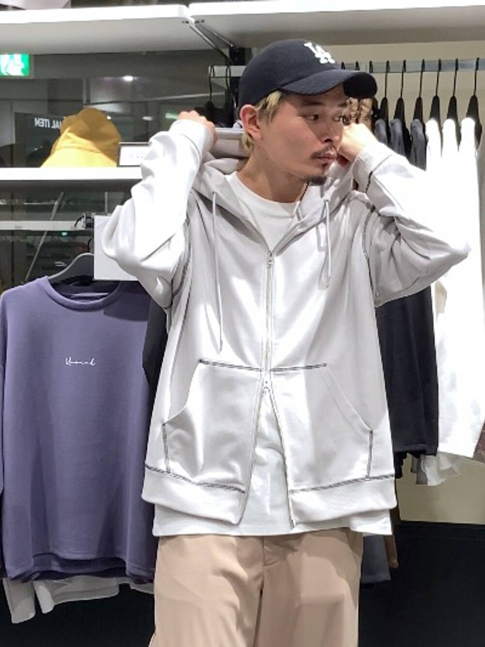 ホワイト系のTシャツ/カットソー、ベージュ系のその他パンツ、グレー系のパーカーを着用したメンズの秋コーディネートの6枚目の写真