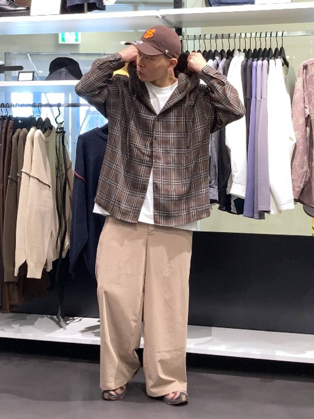 ホワイト系のTシャツ/カットソー、ベージュ系のその他パンツ、ブラウン系のシャツ/ブラウスを着用したメンズの秋コーディネートの4枚目の写真